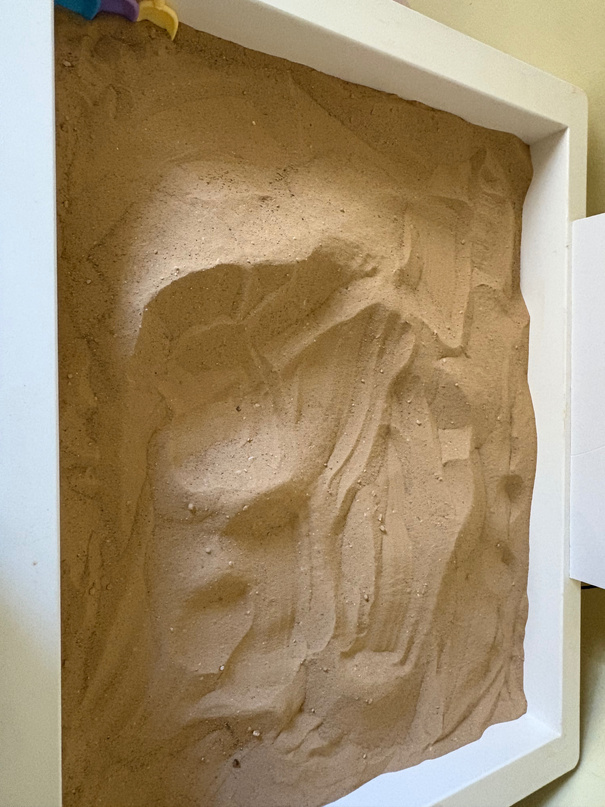 Real sand terrain shaped by hand inside the ASFAN AR sandbox
